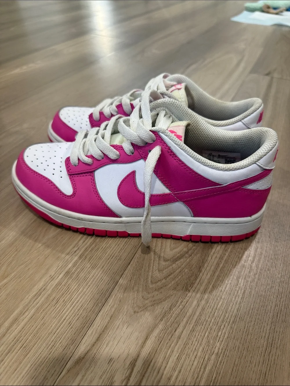 Nike Kids Low-Top Sneakers in Hot Pink and White